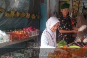 Koramil 1608/Karangampel Lakukan Monitoring Harga Kebutuhan Pokok di Wilayah Kerja