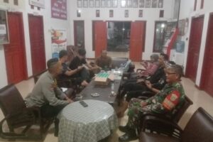 Babinsa Koramil 1609/Juntinyuat Gelar Komsos di Desa Tinumpuk: Dorong Pemilihan Bibit Unggul Demi Hasil Pertanian Maksimal
