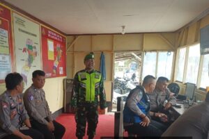 Koramil 0616-05 Sukagumiwang Bersama Polsek Gelar Pengamanan Nataru di Pasar Tulungagung
