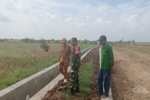 Koramil 1603/Lohbener Lakukan Pendampingan Pengecekan Irigasi di Desa Cidempet, Persiapkan Musim Tanam 2025