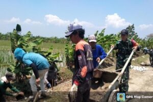 Anggota Koramil 1608/Karangampel Laksanakan Karya Bakti Bersama Masyarakat Desa Kaplongan