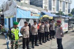 Pengamanan Natal dan Tahun Baru oleh Koramil 1604/Jatibarang di Pasar Jatibarang