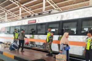 Koramil 1604/Jatibarang Bersinergi dalam Pengamanan Natal 2024 dan Tahun Baru 2025 di Stasiun Jatibarang